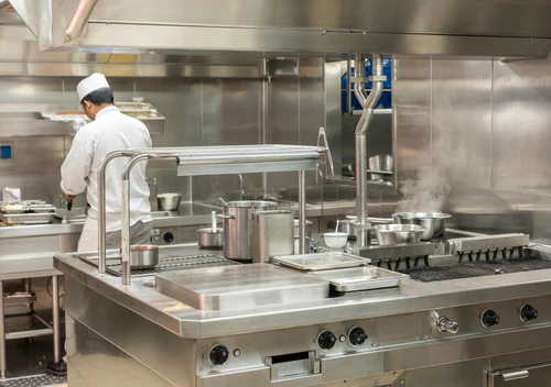 Chef preparando comida en cocina comercial